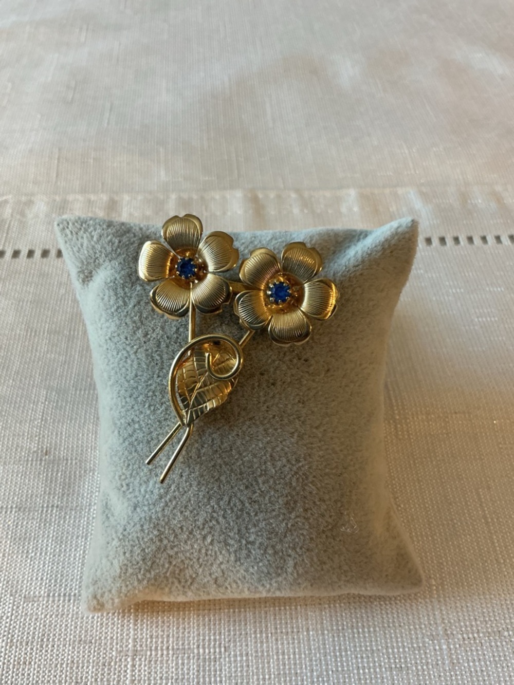 Coro Unsigned Twin Gold Tone Brooch
